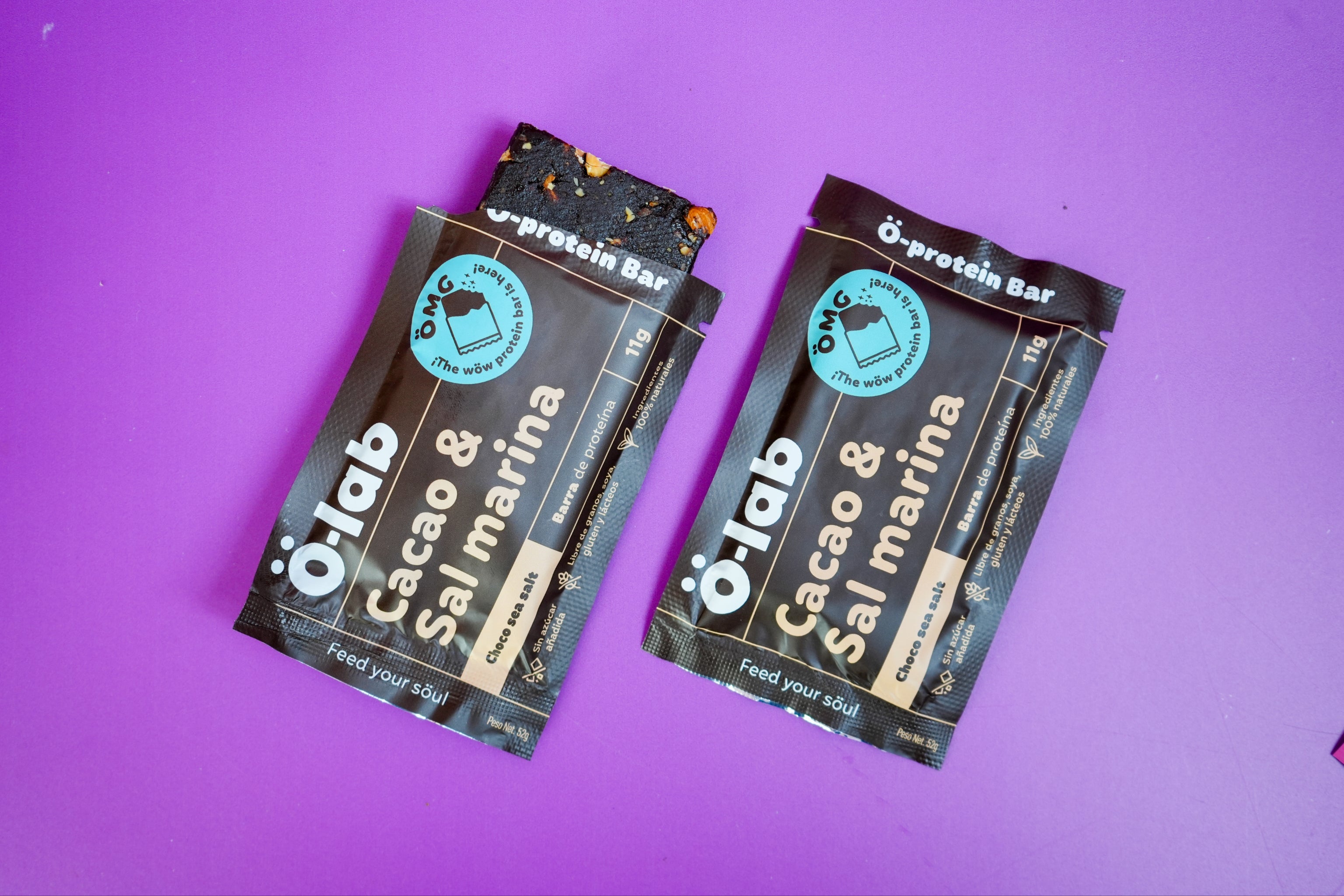 Detalle de los ingredientes naturales de la barra de proteína cacao y sal marina