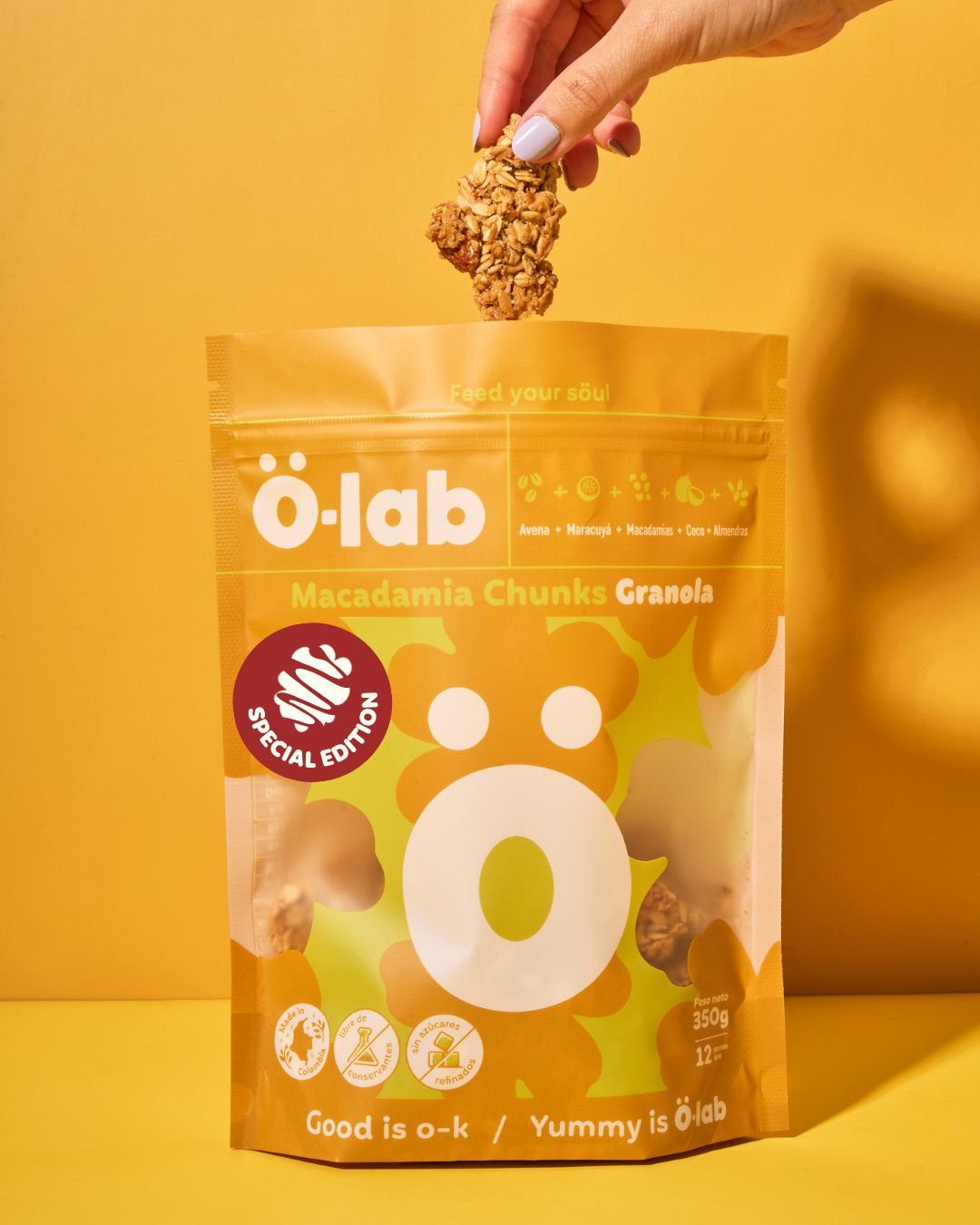 Granola de chocolate negro y macadamia en un tazón