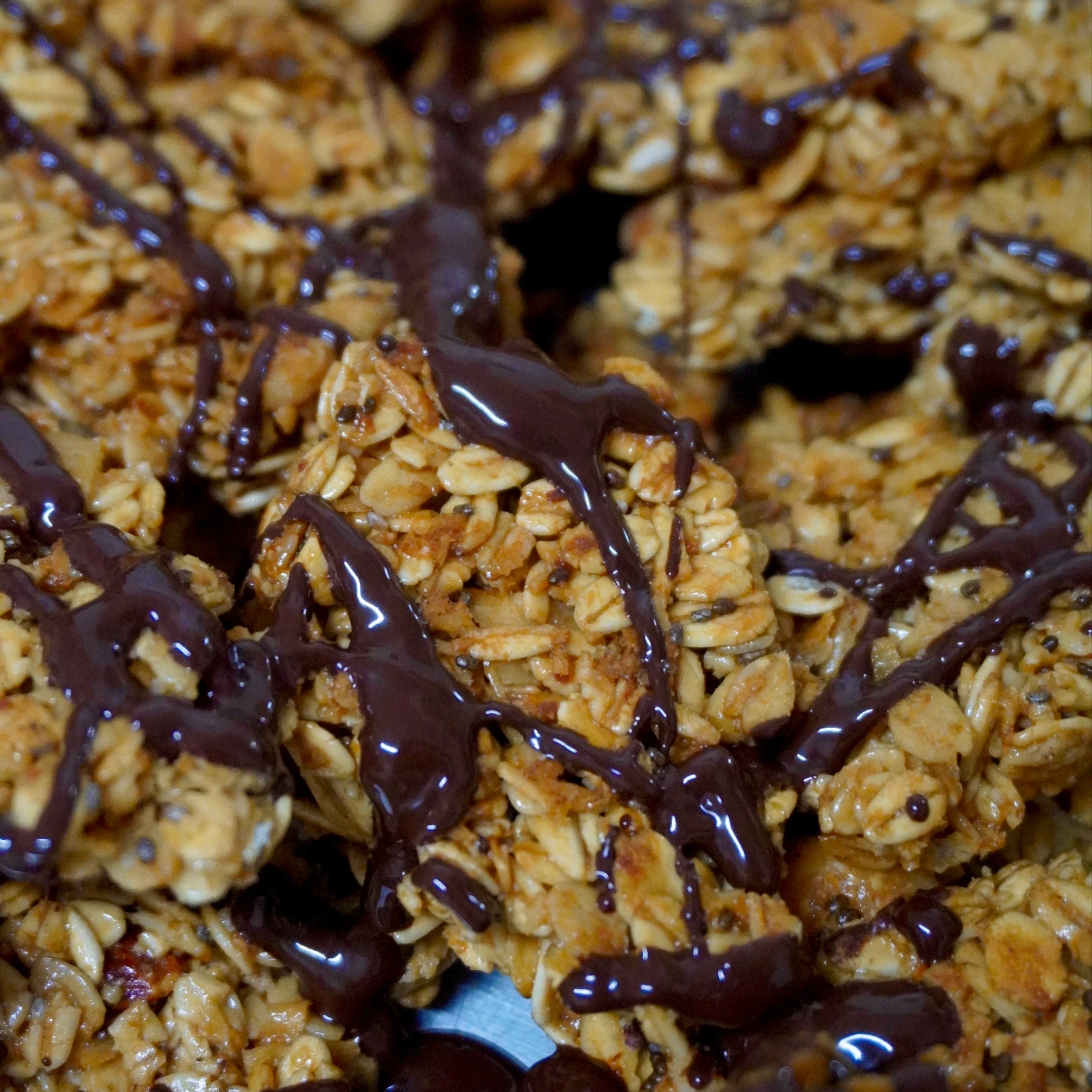 Granola de chocolate y macadamia servida con leche de almendras