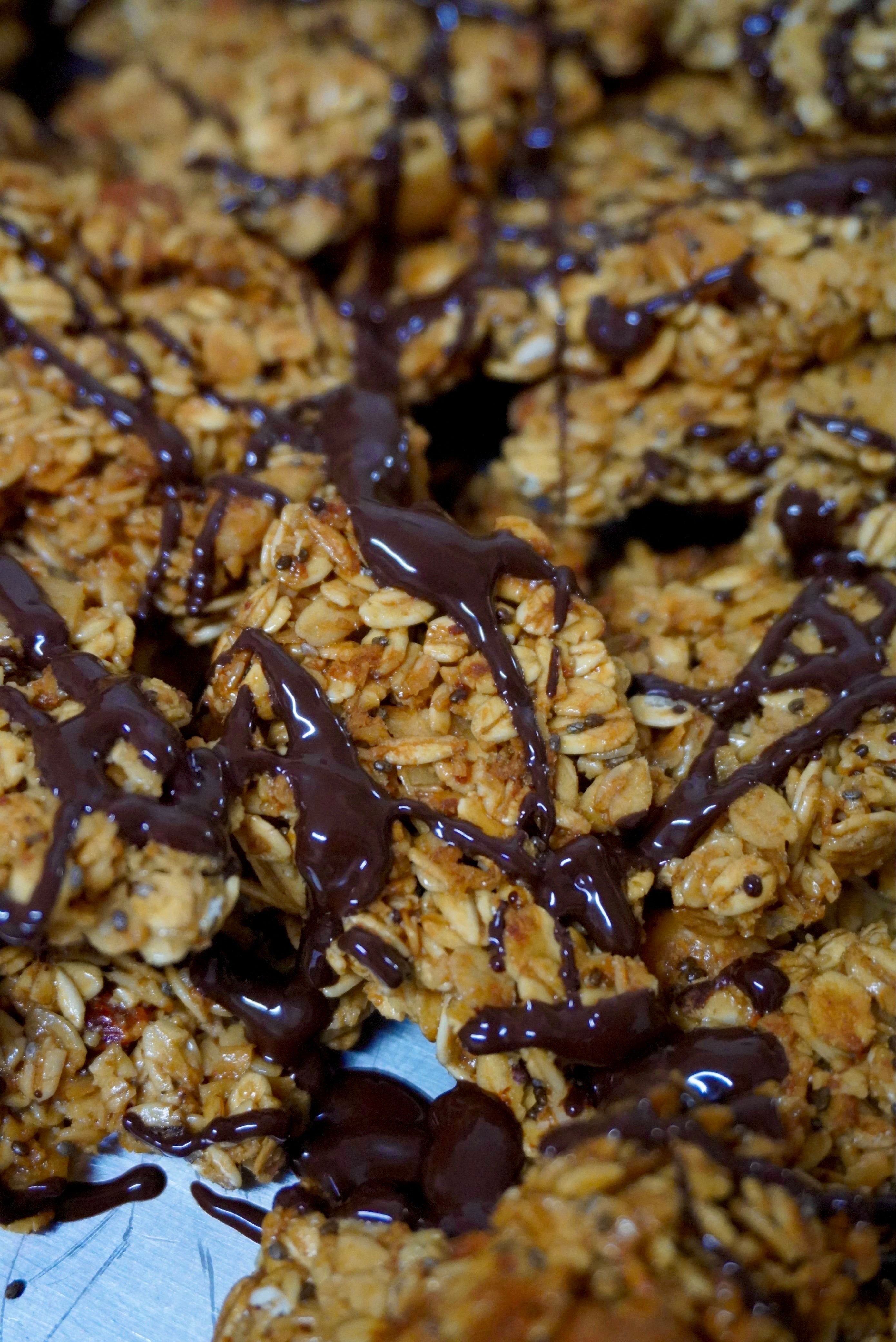 Granola de chocolate y macadamia servida con leche de almendras