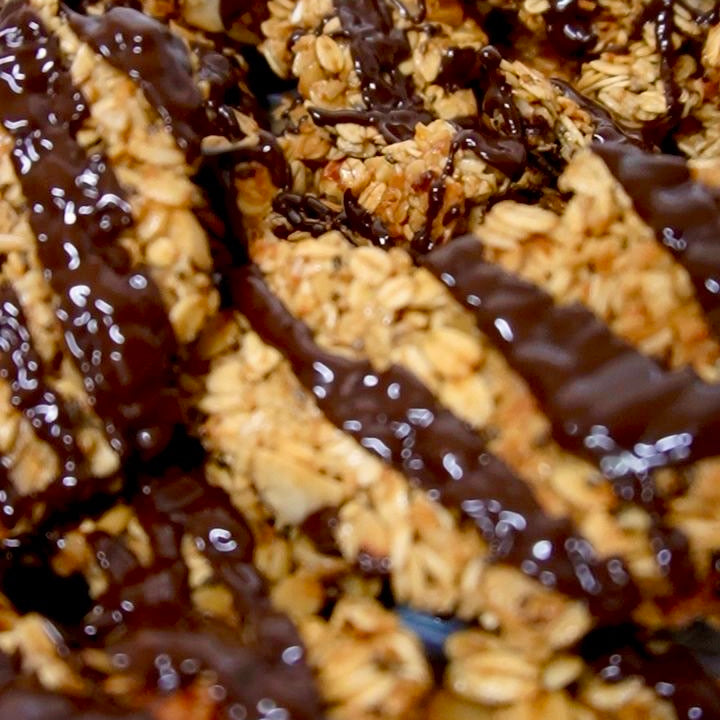 Primer plano de trozos de macadamia y chocolate en la granola