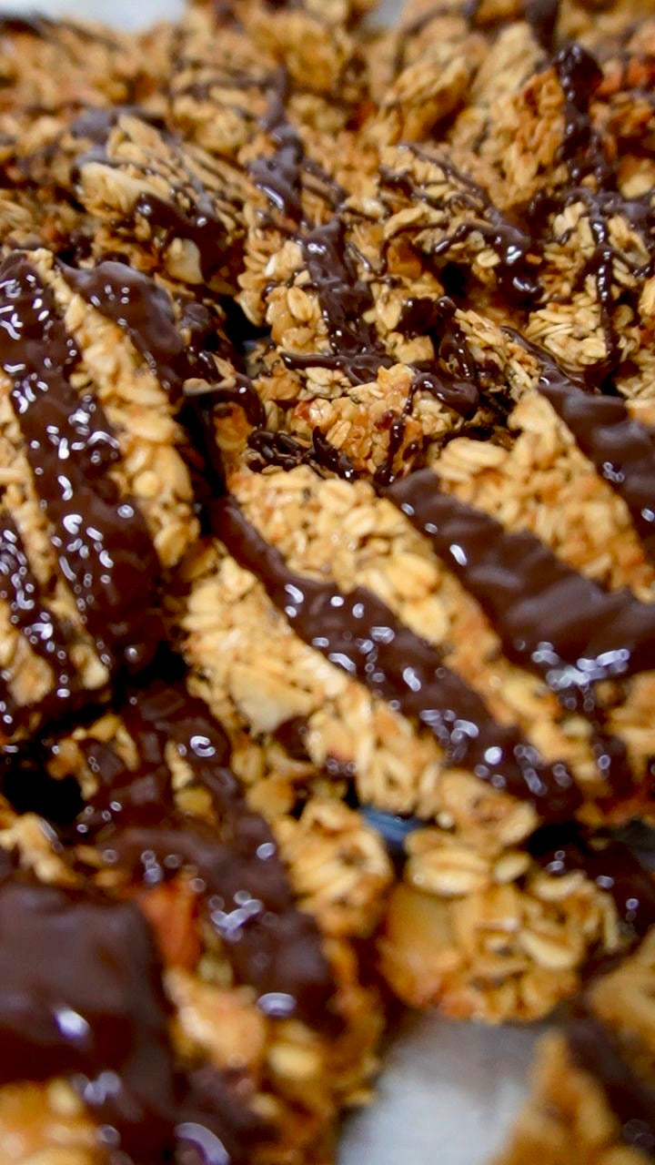 Primer plano de trozos de macadamia y chocolate en la granola